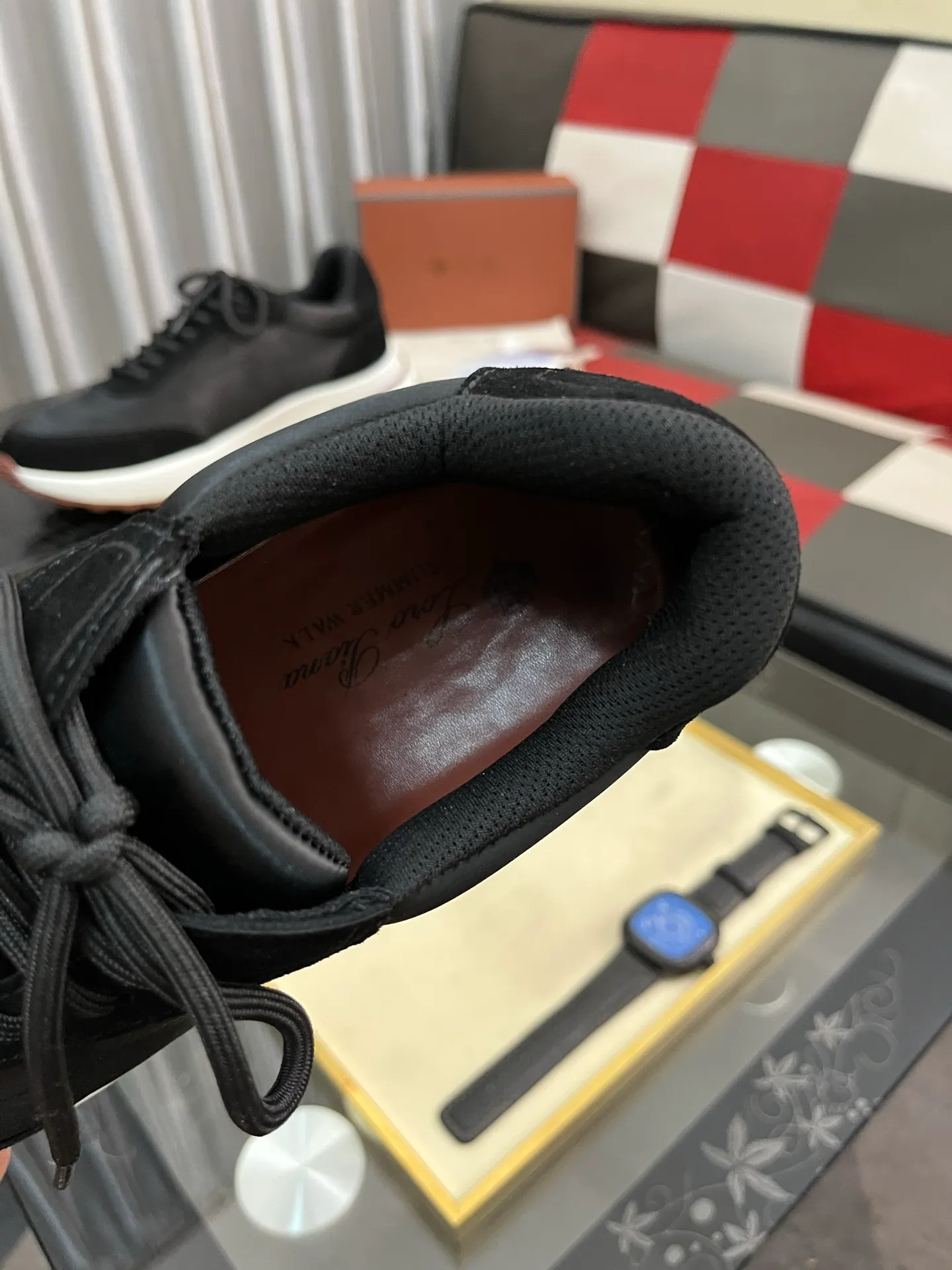 Men's shoes 💰458⌚️⌚️ Loro Pian* Loro Pian* casual shoes are made of cowhide frosted cowhide. Unique texture, simple and elegant, in line with Asian shoe lasts. Almond toe bar, apron style toe, drum-stitched upper. Same color stitching details. Slip-on style for easy on and off. Original color full cowhide lining. The insole is decorated with the 🈶️ brand logo. The original open-molded TPU raw rubber outsole. The soft rubber sole has super grip performance. Comfortable and casual style. You can create 🉑casual🉑formal urban style at will!  Code number: 38-44